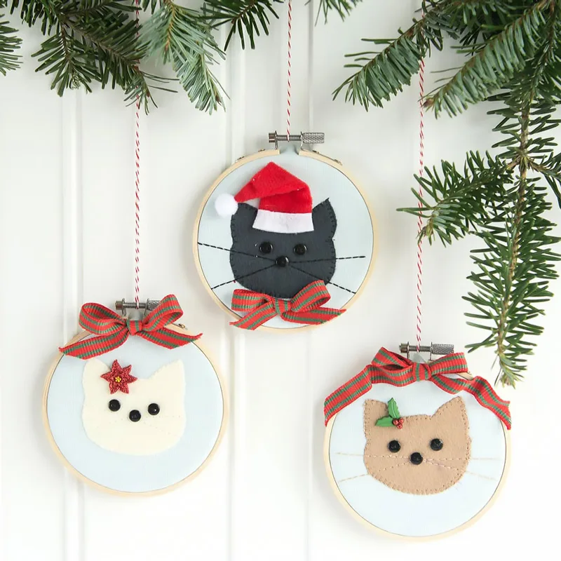 We had one for our loyal dog buddies but how about our purry cats? Fear not as help is here! Make these cute little ornaments to remember our cute cats and involve them in this festive celebration.