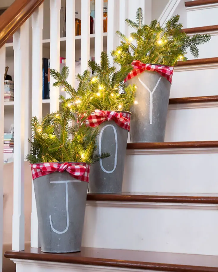 Did someone galvanize steel buckets? These 10-minute crafts are easy to make and will withstand any outdoor weather, making them perfect for your front porch!