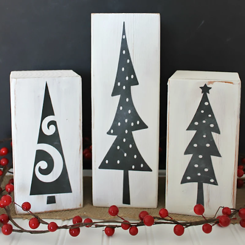 Chalkboards create a recycled feeling, making it more satisfying to complete the craft. You can paint not only Christmas trees on them but also other images that symbolize Christmas. The choice is yours&mdash;get creative!