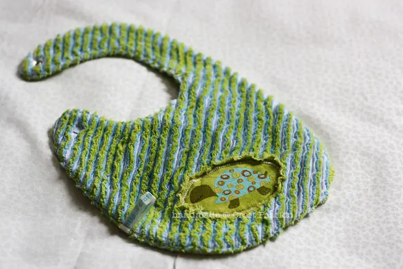Free pattern & tutorial for making chenille fabric and sewing it into a bib. This bib sewing pattern is a quick project, perfect for a baby shower gift.