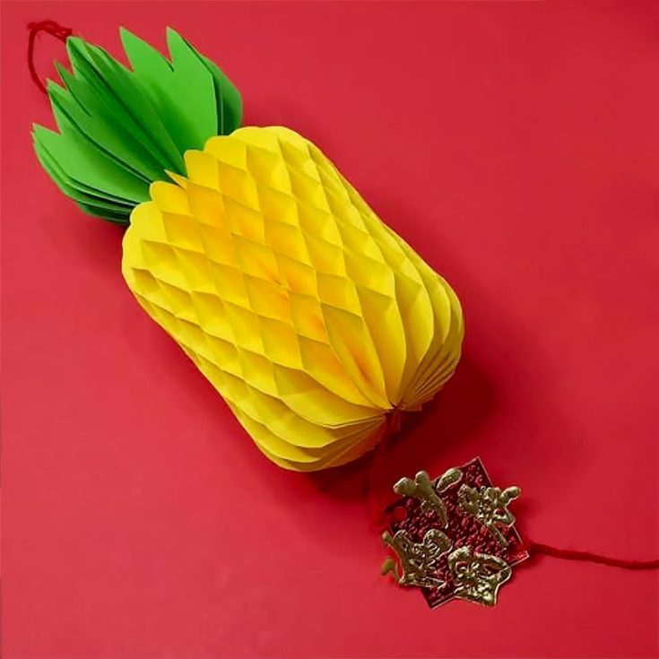 In the Hokkien dialect, the word for "pineapple" sounds like "bringing wealth," making it a popular symbol of prosperity. For this reason, many Chinese families and businesses decorate their spaces with pineapple crafts during the Lunar New Year, hoping to attract good fortune and success!
