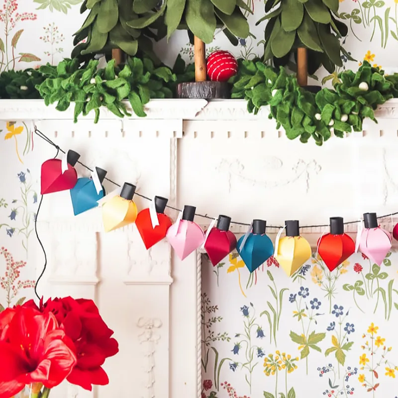 Introducing one of our favorite Christmas party decorations for you and your family to try out. With an easy step-by-step tutorial teaching you how to make one. Impress your friends and family this Christmas!