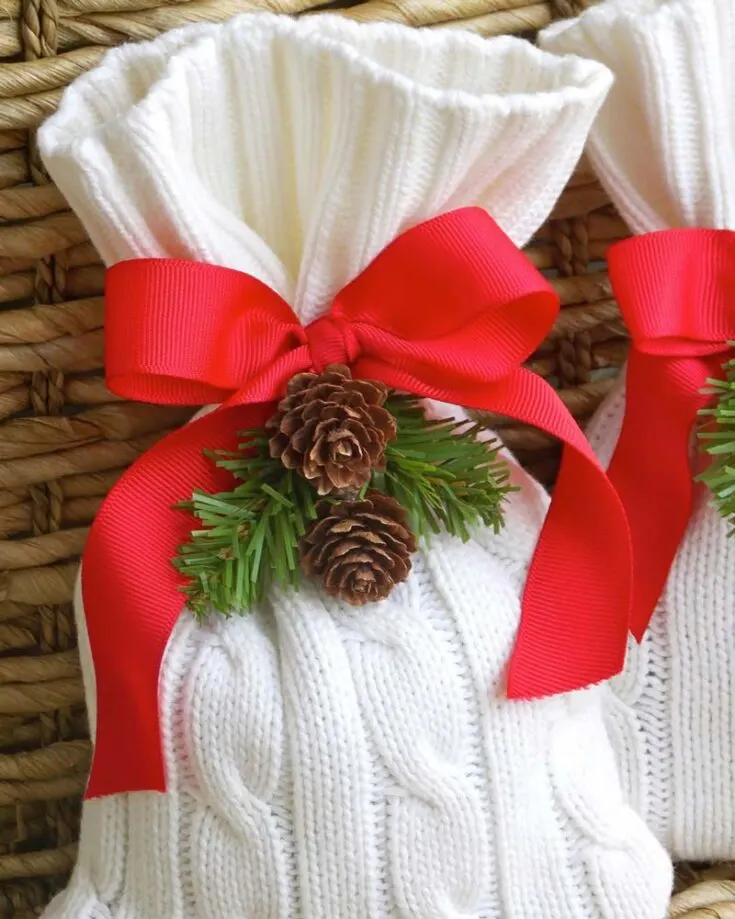 Who doesn&rsquo;t love a cute Christmas sweater? Now, you can repurpose an old sweater and turn that cozy holiday vibe into adorable treat bags! These Christmas sweater treat bags are super fun to make and perfect for gifting small goodies.