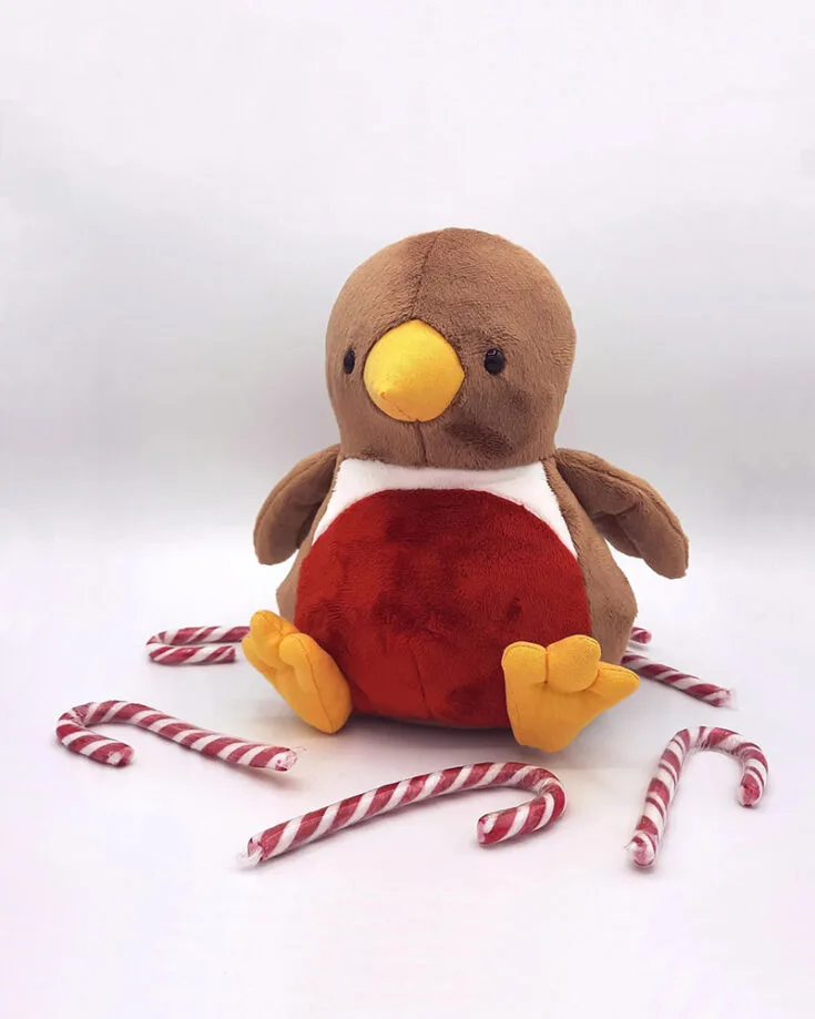 This cubby robin bird is simply adorable. It has its iconic red breasted pattern and stubby wings that make it all the more endearing. Want to make a different bird? Mix up the colors and fabric you use and you can create any bird you want!