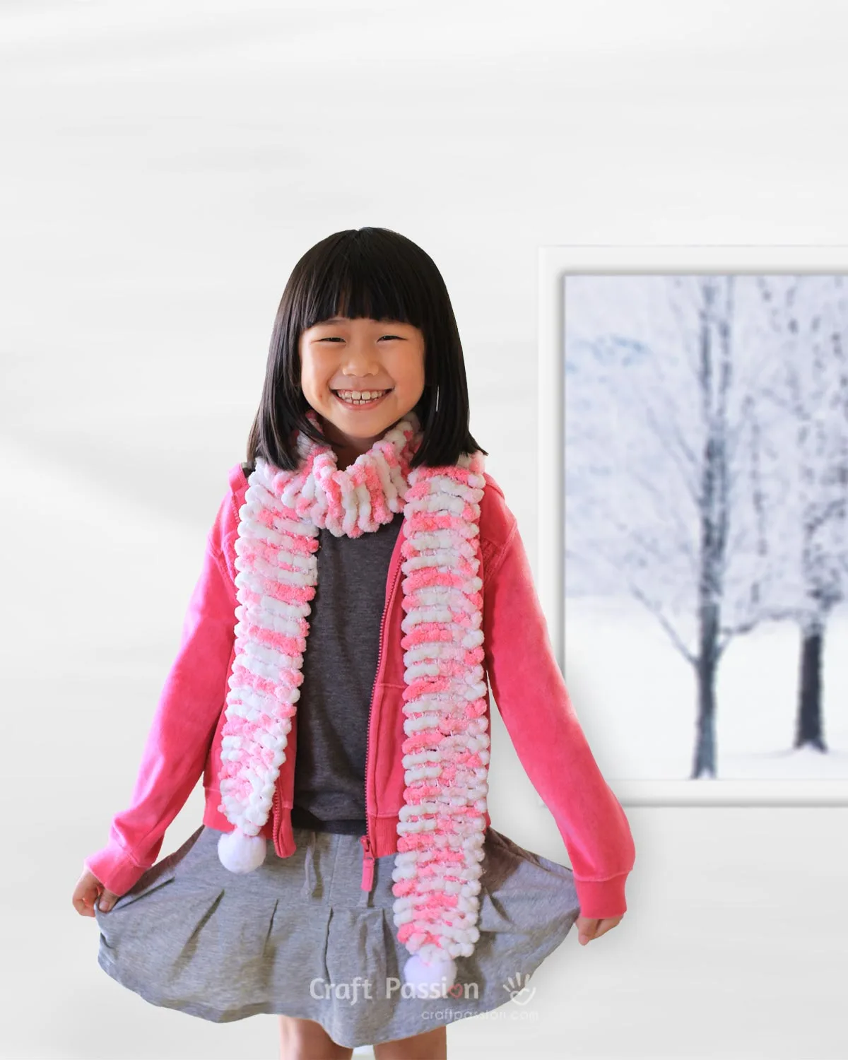 Learn how to make this easy chunky knit scarf by using pom-pom yarn. The free pattern comes with a video tutorial to show you the process.&nbsp;