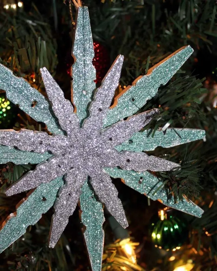 We are here to show you that you can take anything and create the most beautiful Christmas decorations with it. Who would imagine clothespins turning into glittery ornaments? Learn how to make them in this tutorial!