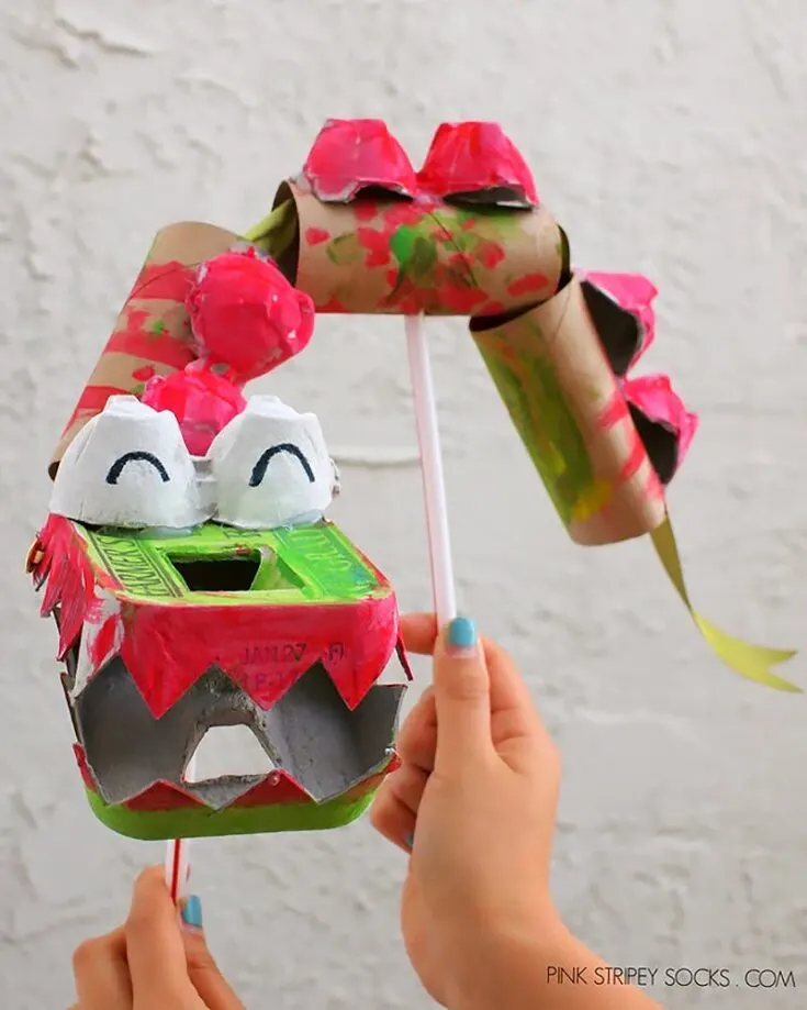 Puppets are a good way to make kids kill some time by playing with them. This one uses egg cartons, which makes it recyclable and painted, so even kids can try this craft out!