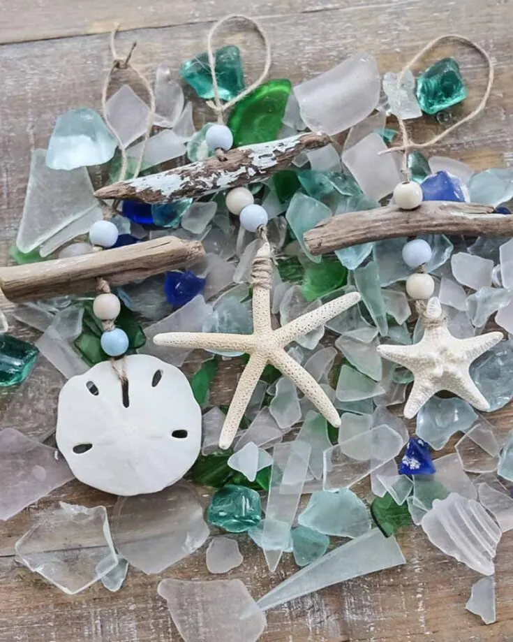 For those who adore the beach and want to bring a coastal vibe into their home, this shells craft is just right! Creating ornaments with starfish, sand dollars and driftwood is both beautiful and quick, taking only a few minutes to make.