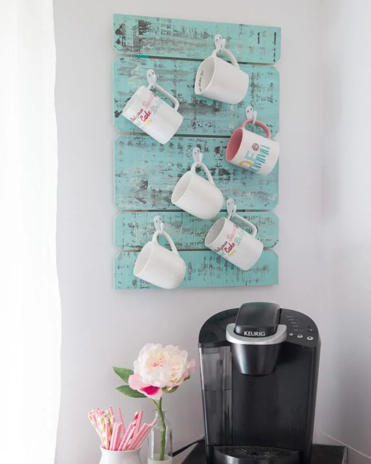 If your Mom&rsquo;s a coffee lover, then this craft is calling your name! Surprise Mom on Mother&rsquo;s Day with this amazing masterpiece that will make her sipping experience so much more special. To make an identical one, just follow the step-by-step instructions to make it with ease.