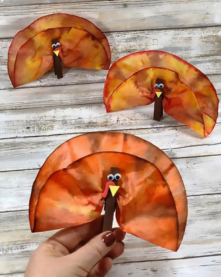 Need help with what to do with your coffee filters? Try out this effortless project that even your little ones can make! With some cutting and a splash of colors, turn these simple coffee filters into delightful friends!