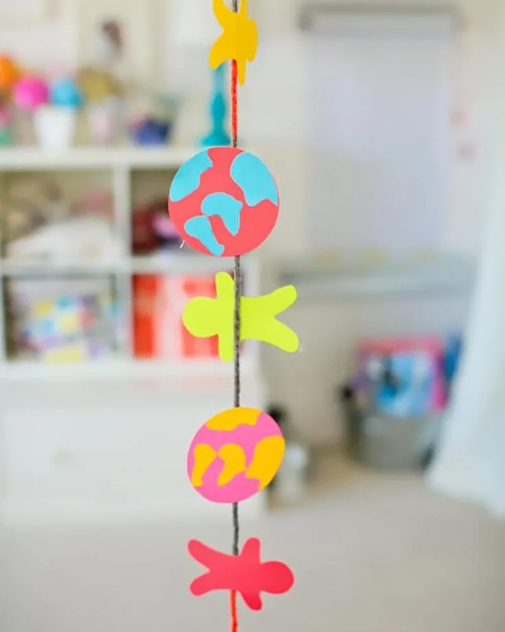 Here is another Earth Day garland design that is simply a must-have for your holiday celebrations. It&rsquo;s simple to make, and all you need to do is cut out some shapes that you like, and attach them to yarn!