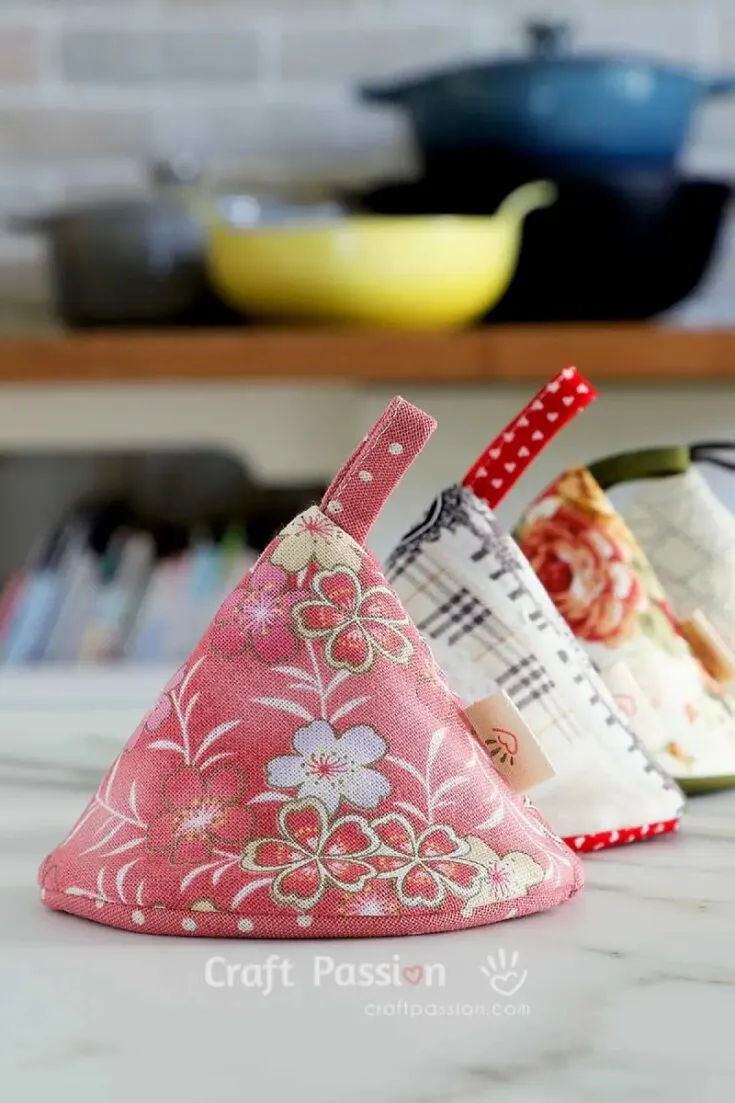 This colourful cone pot holder comes together easily with a few scraps, all you need is some insulated batting and quilt batting. Both are important in making sure your pot holder is truly heat proof and safe to use!