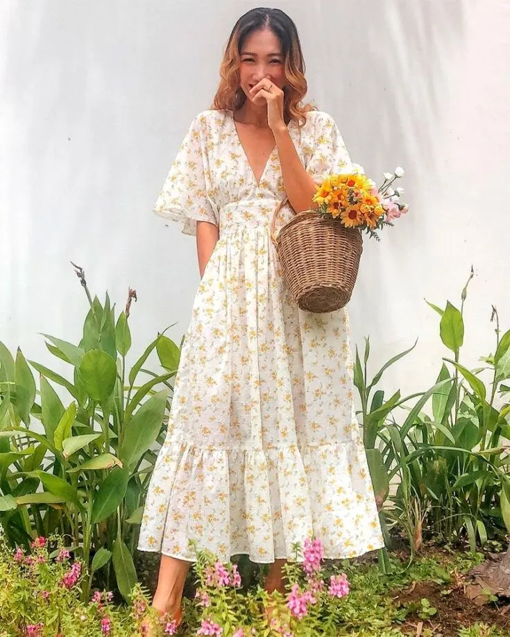 This Jess Dang cottage-core Maxi dress is a summer must-have! It perfectly hugs your waist, making it an ideal dress for curvy figures. The butterfly sleeves and deep V-neckline only add to its allure. The dress even has pockets and a zipper at the back.