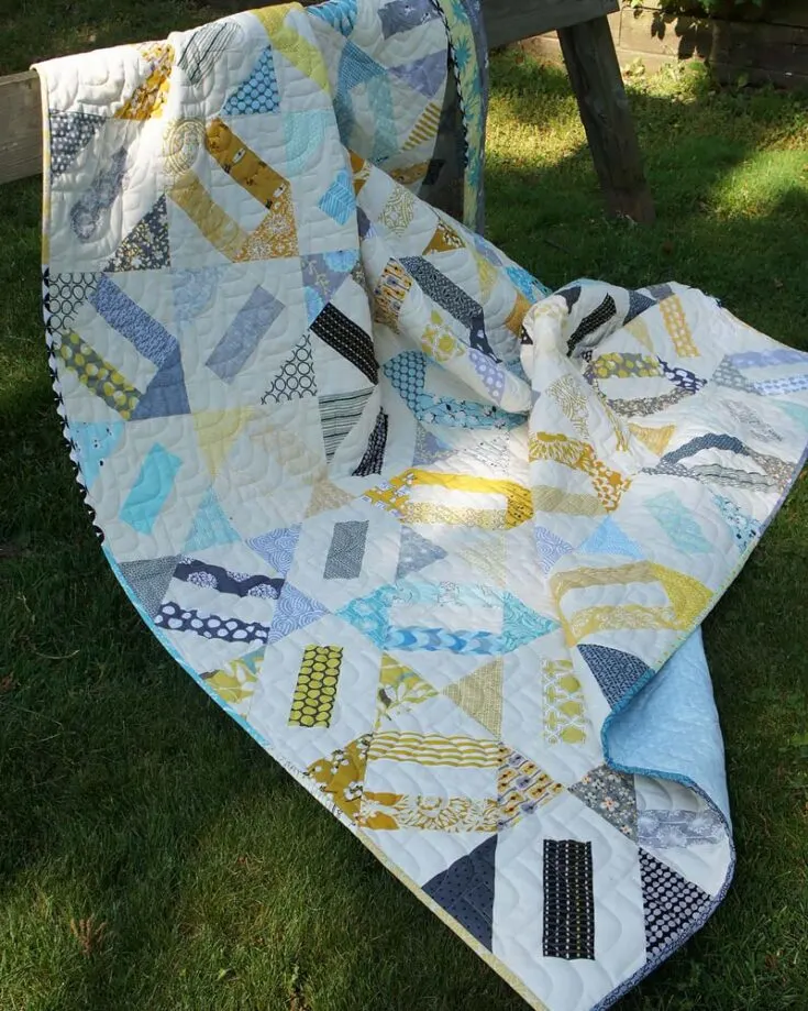 Learn how to quilt this lovely piece that exudes femininity with a touch of chicness. It's an easy sewing project with blocks that eventually become a generous-sized quilt. So, if you'd like to learn it, click the link below! The size is completely adjustable.&nbsp;