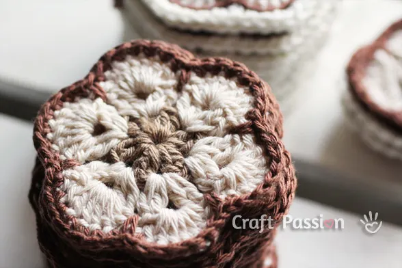 DIY a beautiful bag with this free African Flower Crochet Purse pattern, including detailed instructions for assembling the hexagon flower grannies.