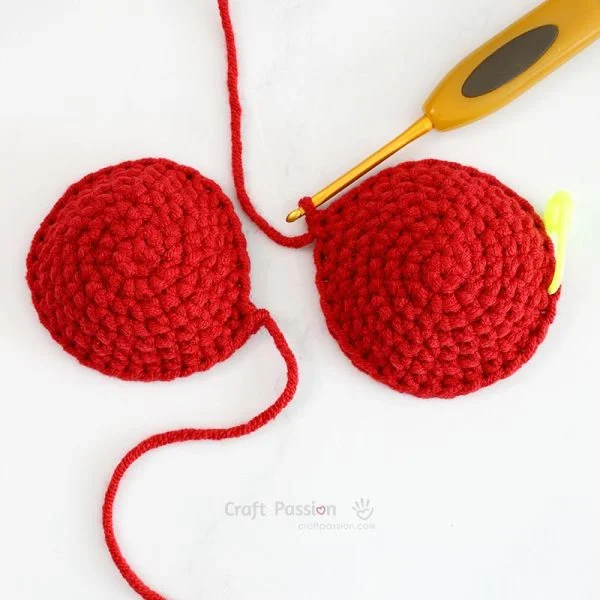 how to crochet amigurumi heart.
Step 1: Crochet the Two Top Bumps