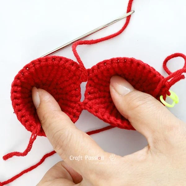 how to crochet amigurumi heart.
Step 4: The Gap Between the Bumps