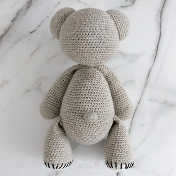 how to crochet a cute teddy bear that has a tail