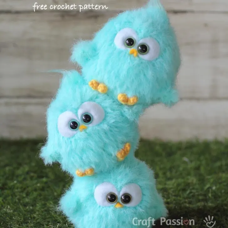 Have you ever wanted the little offspring of Angry Bird? Here is the free crochet bird pattern to make the adorable fur bird amigurumi, by using eyelash fur yarn