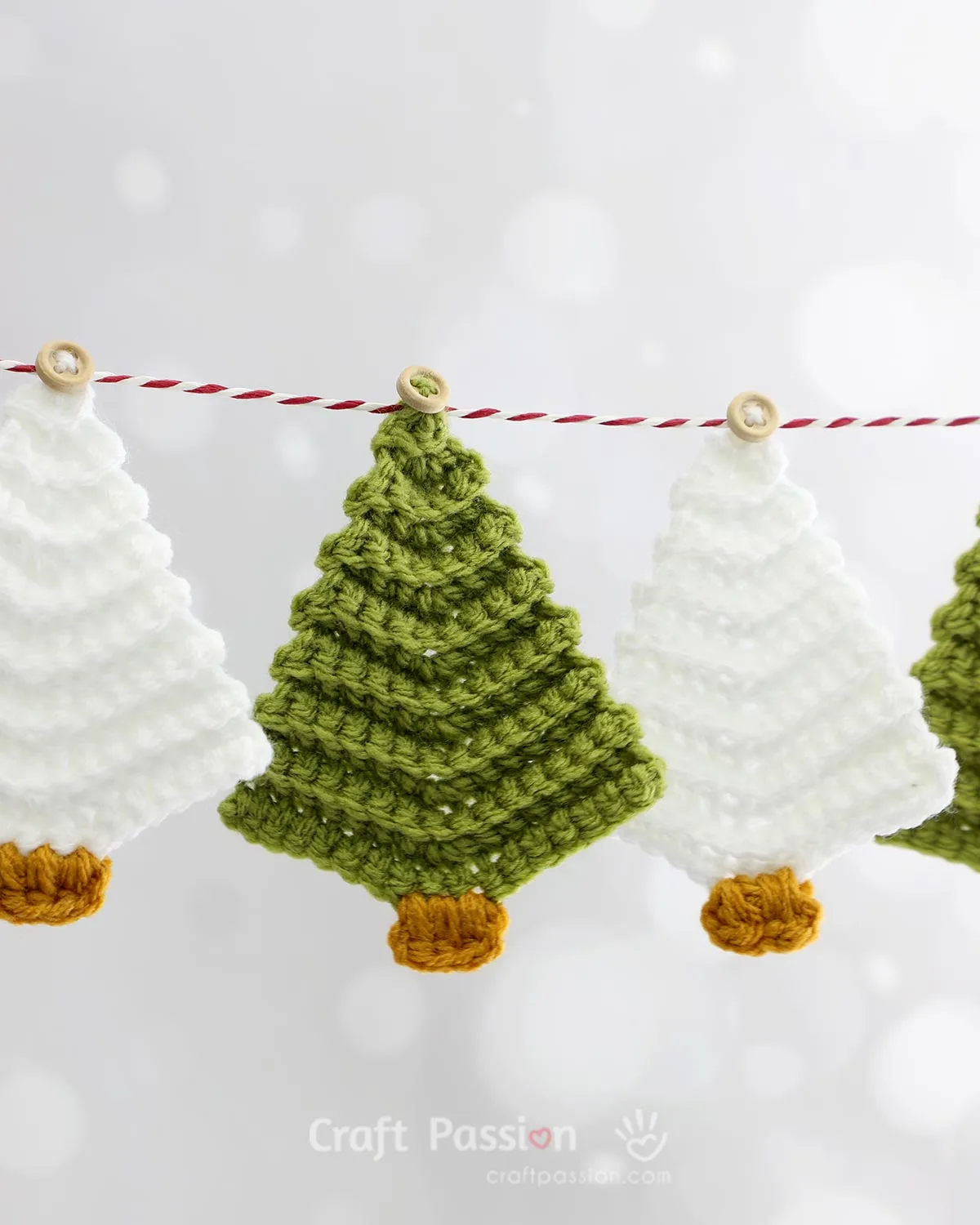 Free crochet Christmas tree pattern: quick & easy! Perfect for garlands, gift tags, or ornaments. Add a handmade touch to your holiday decor.