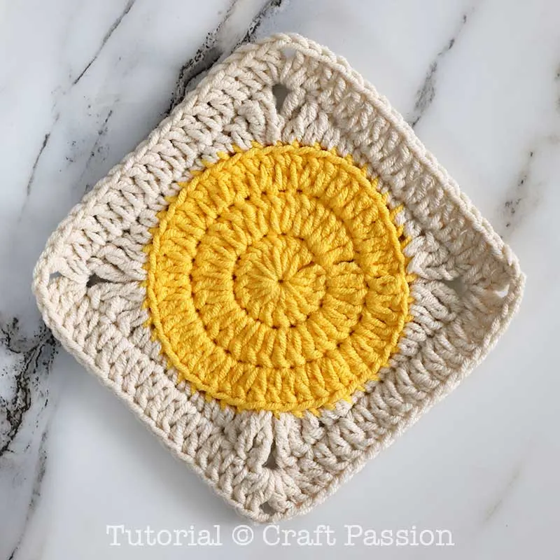 crochet circle granny square with outline