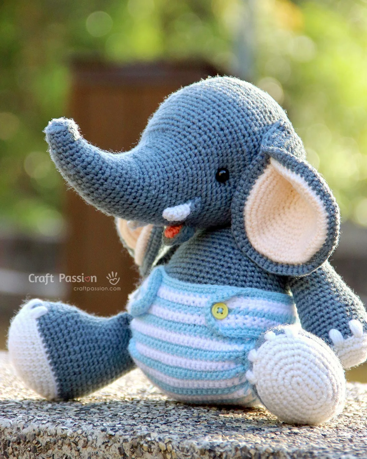 Cute crochet diaper pants for amigurumi or newborns! This pattern includes size tips, yarn advice, & more&mdash;perfect for preemies or crochet animals.