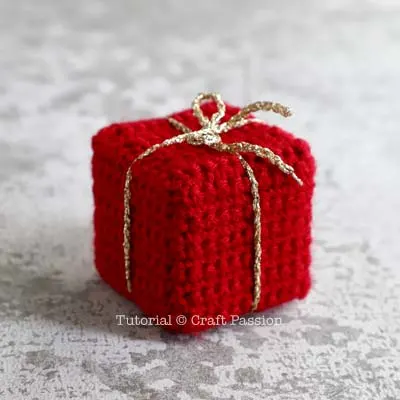 crochet gift box