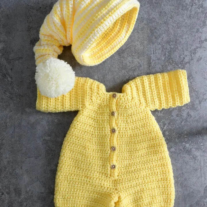 free crochet pattern of 2-piece pajamas & sleep hat set for amigurumi crochet animals.