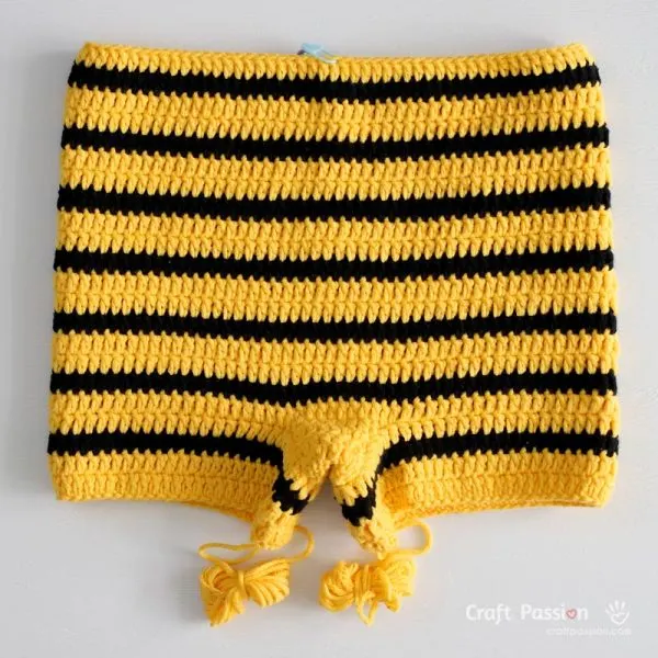 Crochet in continuous rounds, following the bee&rsquo;s signature color pattern &mdash; alternating two yellow rounds with one black round.
The romper will gradually grow taller, forming the torso section.