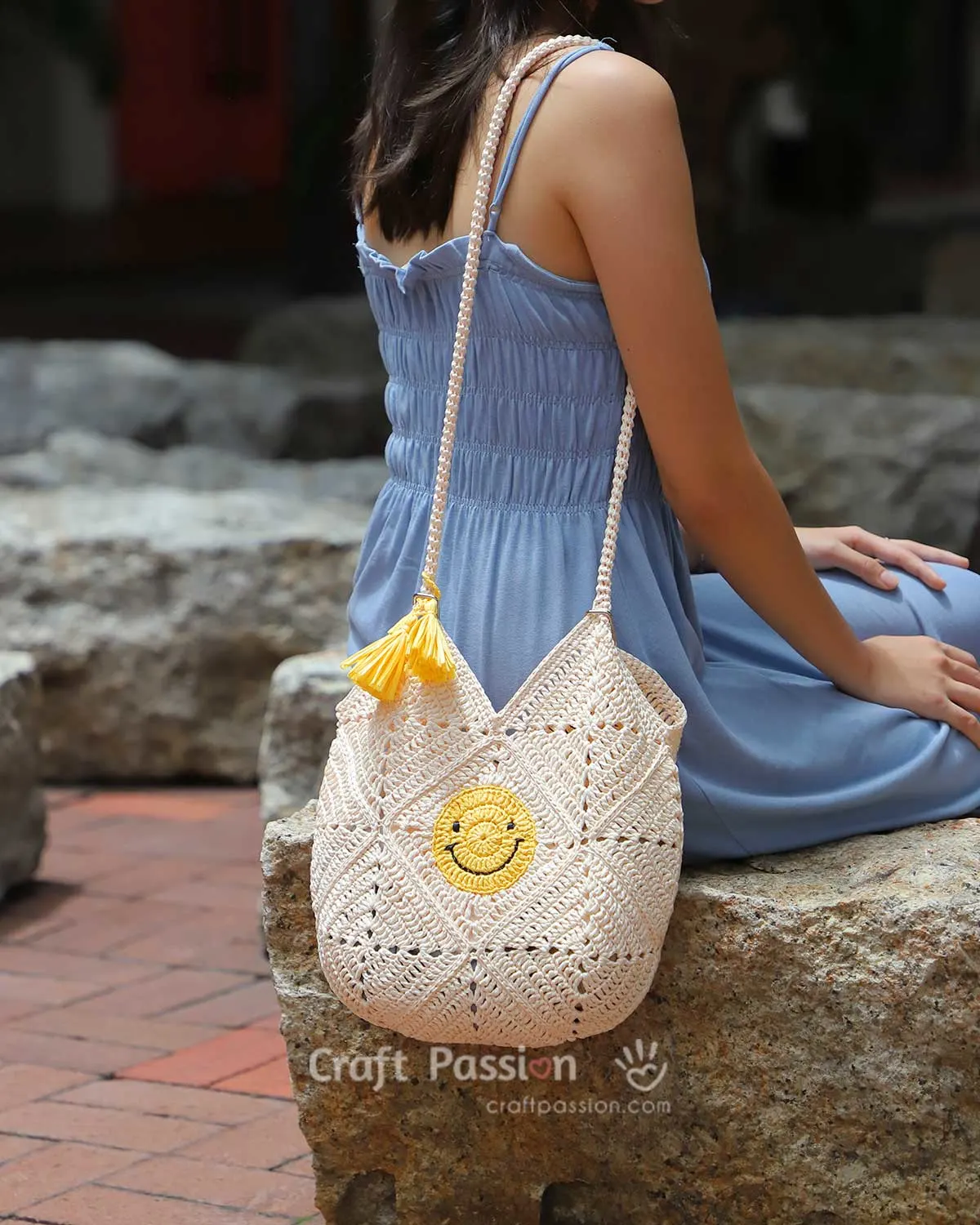 crochet granny square bag with solid squares