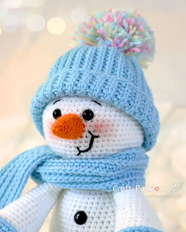crochet snowman with beanie and scarf