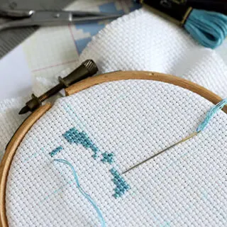 A beginner guide on how to sew cross stitch, includes 29 simple free patterns
