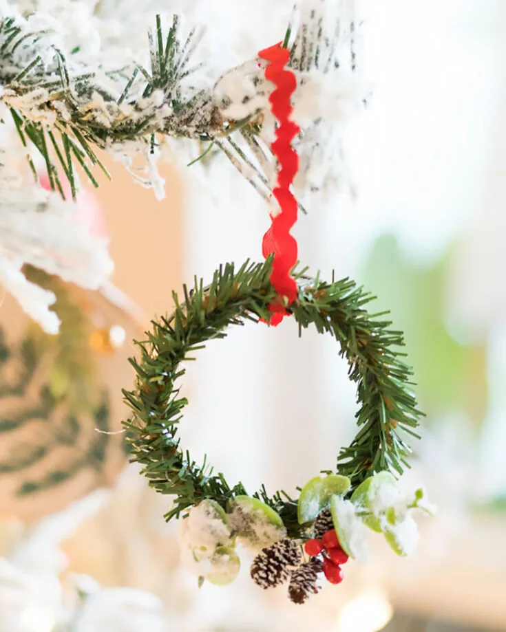 We love it when Christmas decors incorporate recycling and reusing just like this one! Use a jar lid that has no more purpose and turn it into a wreath. No one will even know!