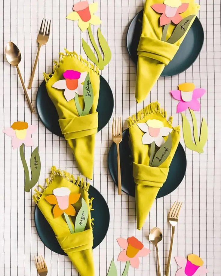 These Daffodil bouquet napkins are a must-have if you plan to host a get-together party this upcoming Easter. Though folding these might seem challenging, they require minimum effort, and your kids would love to join in on the project, too.&nbsp;