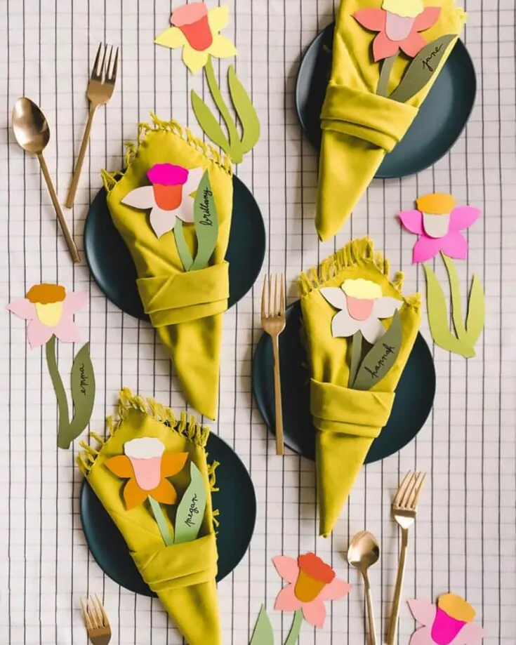 This craft will do the trick if you're looking for something simple and easy! With home decor, you mustn't leave out decorating your dining space. Instead, why not learn to make these beauties for an Easter party?