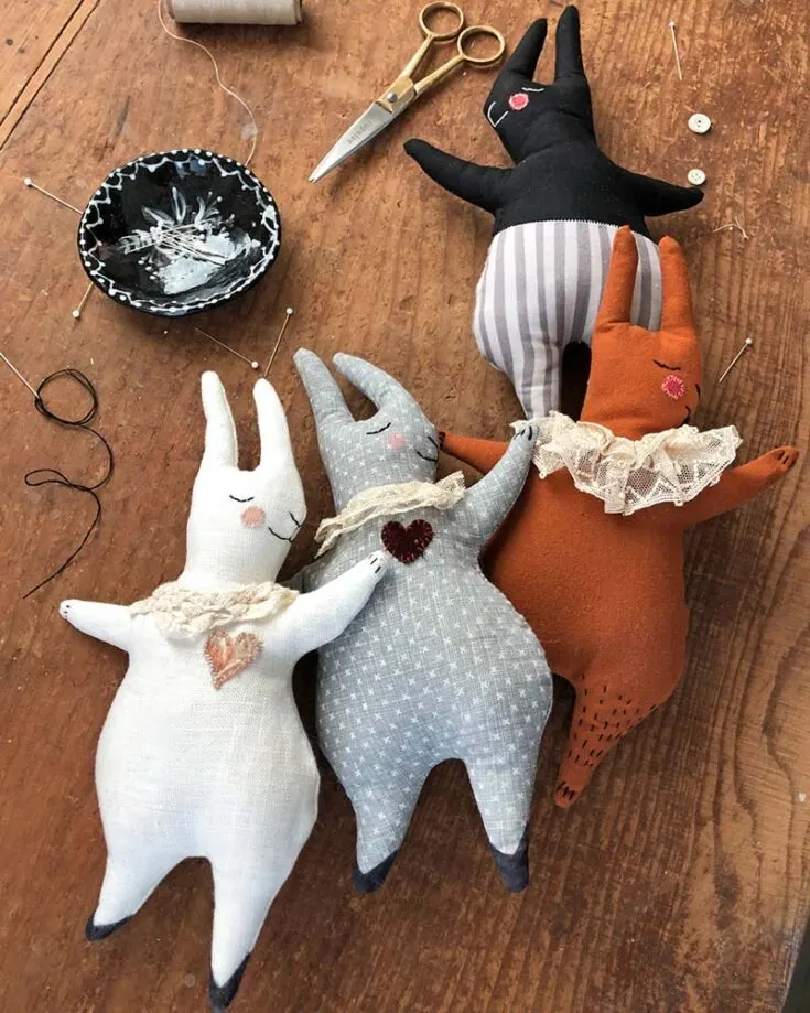 Check out these lovely dancing hares that will tip-tap their way into anyone's heart. With a simple yet elegant design, this tutorial also adds detail to the dancing hares with lace, embroidery, and pieces of scrap cloth.