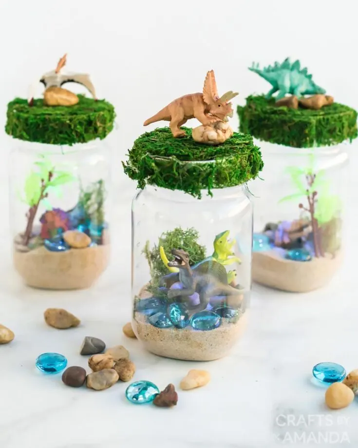Roar! Do you or your kids love dinosaurs? These mason jars are perfect for bringing their roaring dreams into reality. Teach them about dinosaurs and how they roamed the earth as you craft these. Try it!