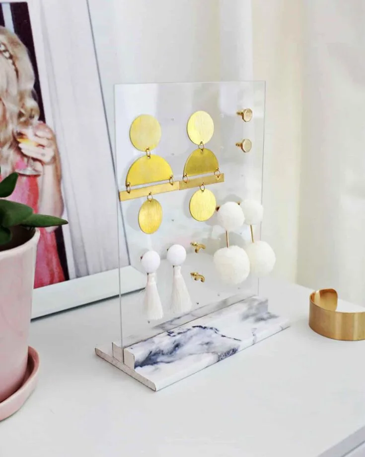 Does your Mom have so much gorgeous jewelry but has no where to store them? Do they always get tangled up together? This Mother&rsquo;s Day, why not craft her an acrylic earring holder that will help organize her space and make finding them a breeze? It&rsquo;s truly a thoughtful and kind gift.