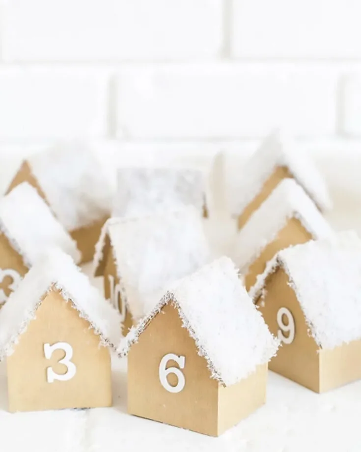 These tiny wooden houses lined up make for the perfect wood craft! Whether you want to make them to count down to the 25th or count the remaining Christmas days, we can all agree it is so adorable!
