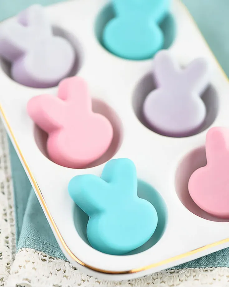 Thinking of trying out DIY soap? This crafting idea is perfect for beginners and as a collaborative project to make with your preschoolers. It also works as a special homemade gift to surprise your friends with these amazing scented soaps.
