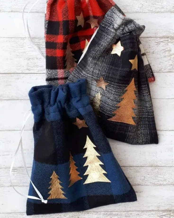 These fabric gift bags made from cozy cotton flannel, are the perfect way to wrap your presents with a homemade touch! While some basic sewing skills are needed, don&rsquo;t worry, this tutorial will guide you through every step.