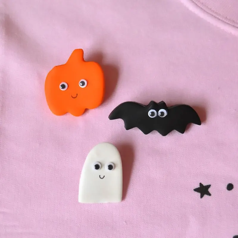 Join us as Kathleen Ballos from Handmade Charlotte shows you that Halloween is not all scary! These pins can be used for anything from pins to hairpins. The choice is all yours!