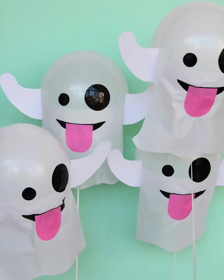 Check out these "spooky" DIY Emoji Ghost Balloons! They're so simple and easy to make, and they take only 30 minutes to complete. Pair this up with the Bat Balloons for your parties this upcoming holiday.