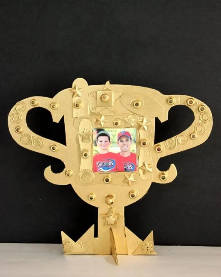 Here is another cute trophy idea that is made entirely from cardboard boxes. Recycle any old cardboard you are thinking of tossing out by upcycling it into a pretty trophy design to celebrate your Dad's significant day!&nbsp;