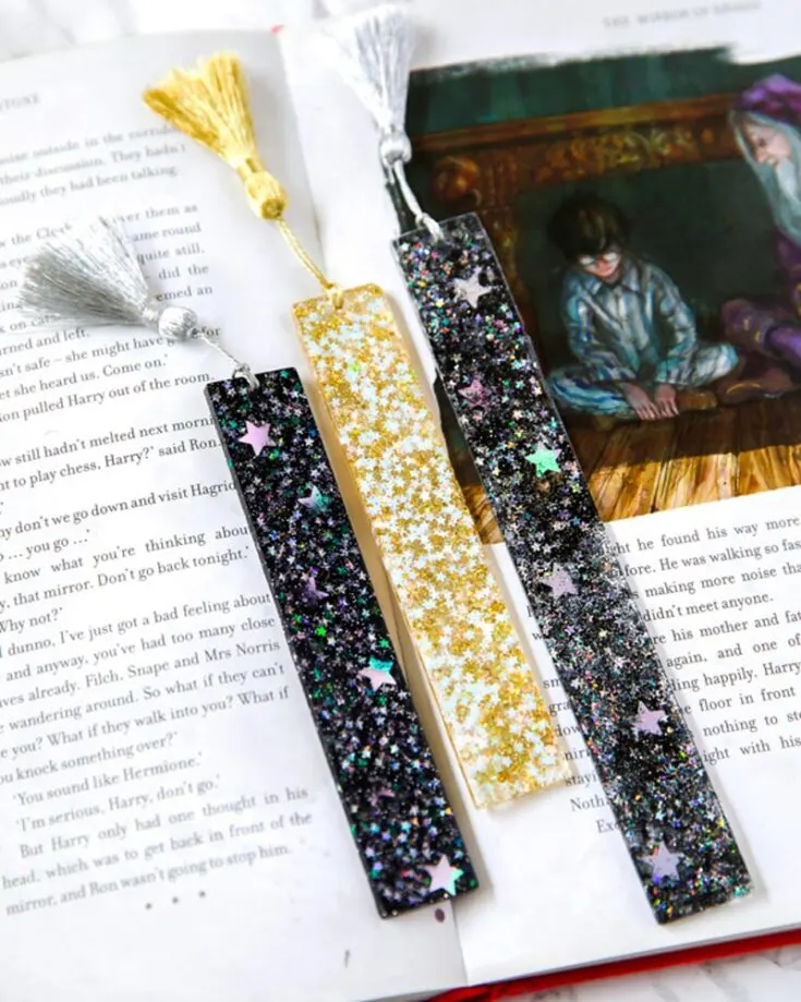 Are there any book lovers out there? Or do you know of any book lovers in your life? Make these resin bookmarks incorporated with glitter and sequins to make their reading time so much more enjoyable.