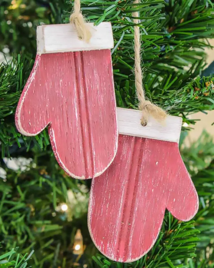 We can't get enough of this mitten Christmas ornament! Make these in any color you wish, and hang them on your Christmas tree. Get warm and cozy as you watch them dangle from your Christmas tree.