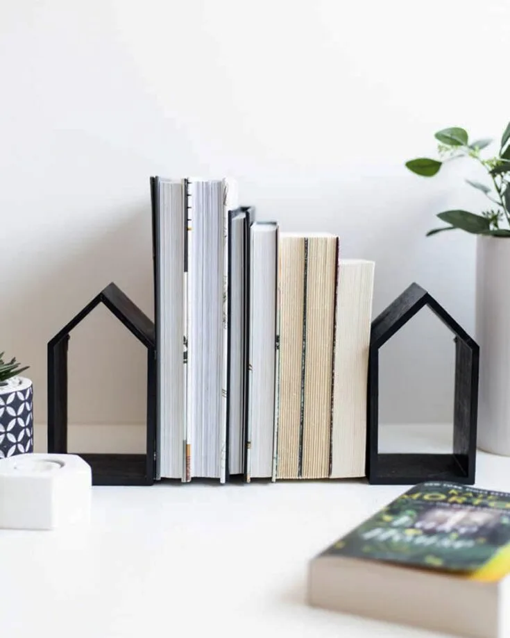 Starting off is this gorgeous and minimalistic design. This modern bookend design helps you to showcase your favorite books on your shelves in an organized manner. Make organizing books the fun part of your day with this tutorial!