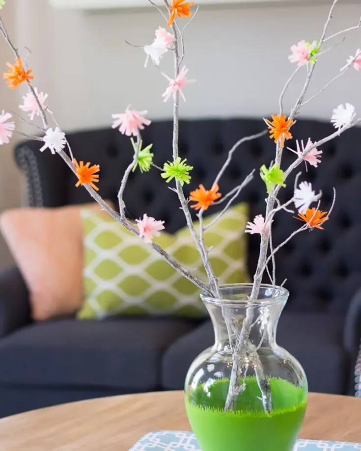 Have a look at this gorgeous home decor for Earth Day! They look just like real flowers, don&rsquo;t they? Simply grab colored paper and transform it into a garden of creativity. Let your imagination blossom as you explore different flowers to add to this lovely craft.