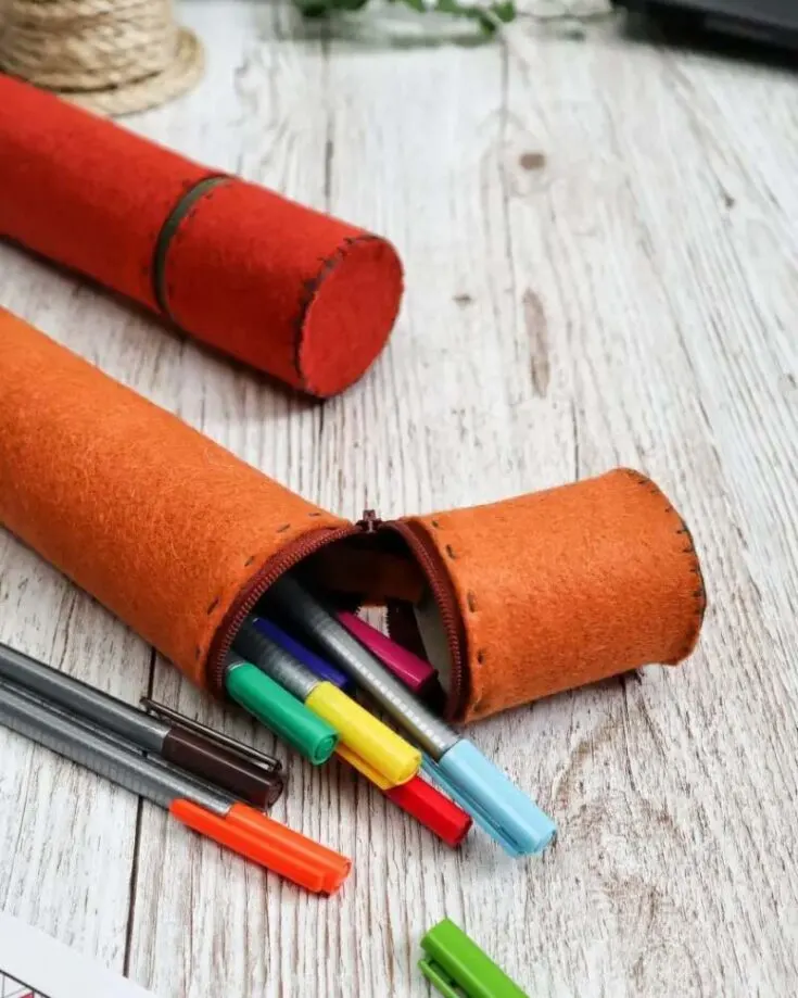 Organize your pencils in style with this DIY pencil case made from cardboard tubes! Decorate the rolls with colorful felt and glue on pom-poms, sequins, or anything you like! Add a zipper for easy access to your stationery.