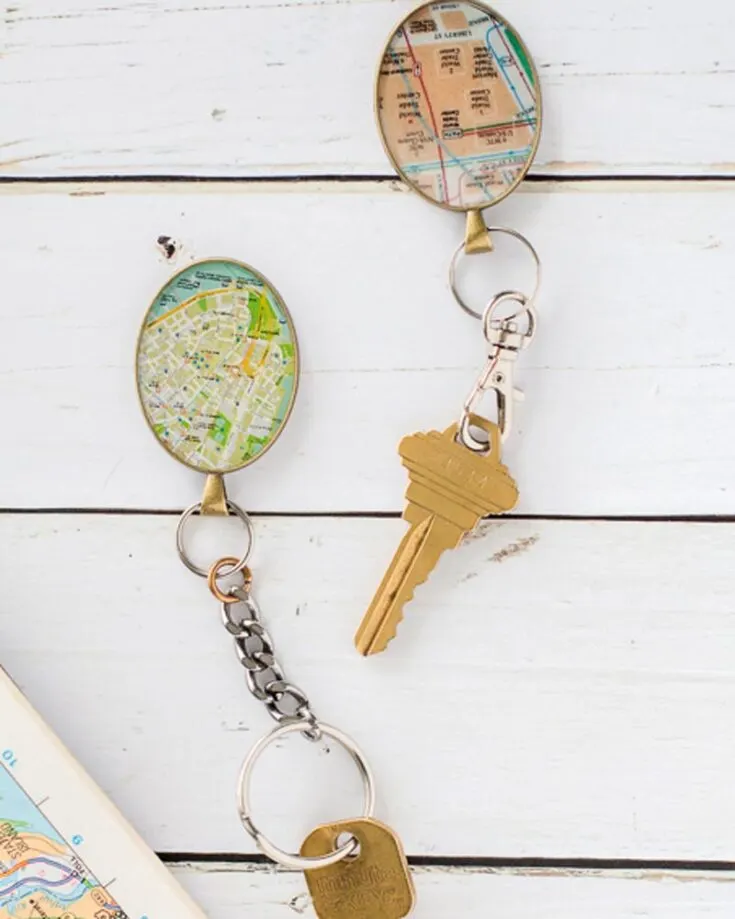 Using scraps of maps is a great way of capturing fond memories you've had of a place and carrying them wherever you go. Learn how to make this vintage map resin craft keychain.